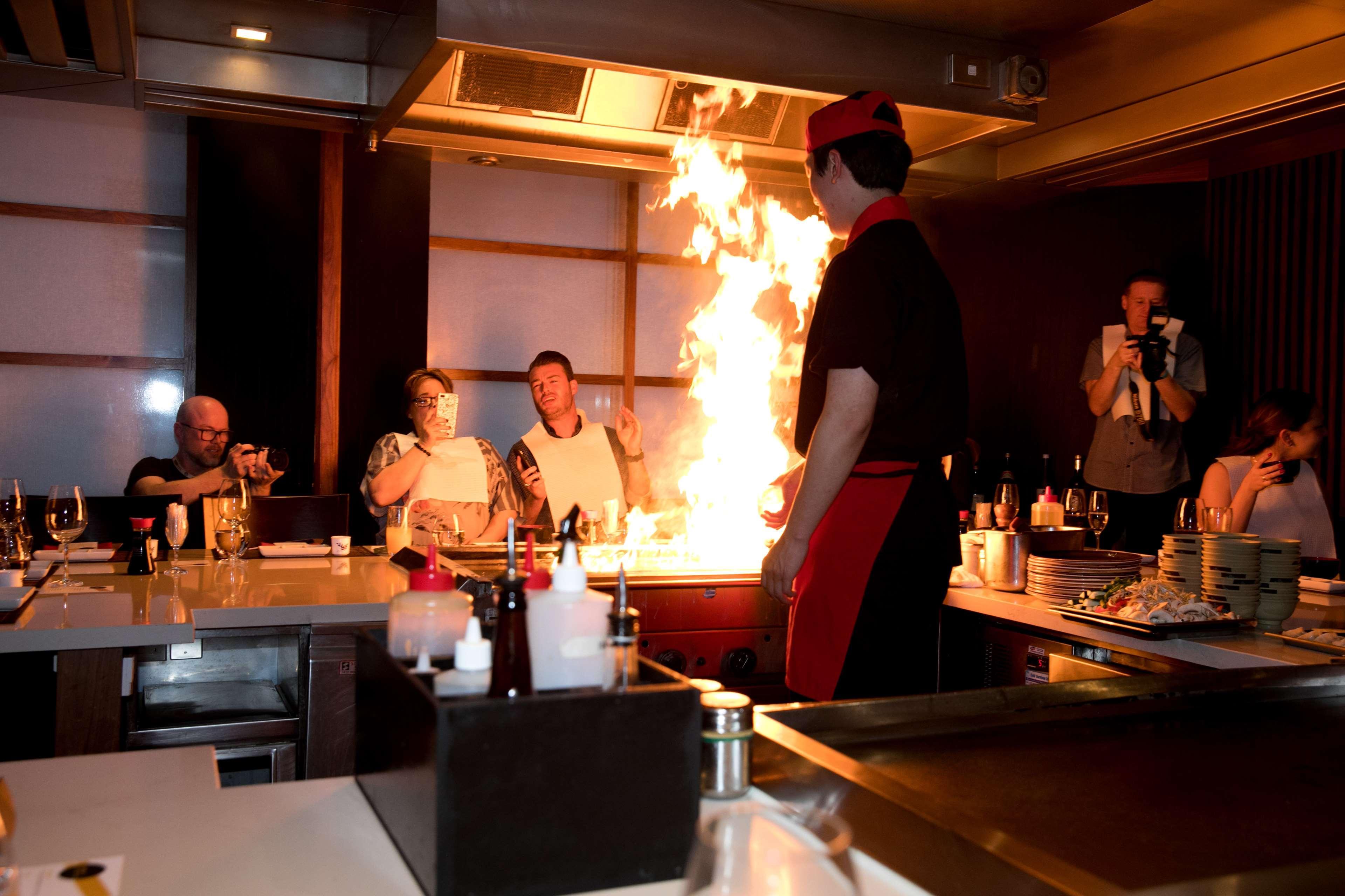 Hotel Jw Marriott Auckland Zewnętrze zdjęcie Teppanyaki cooking